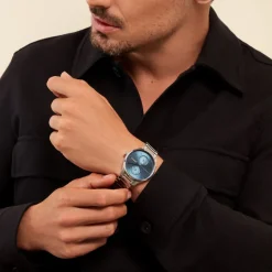 HUGO BOSS Montre Boss Tyler Bleu cadran argenté fond bleu bracelet acier argenté