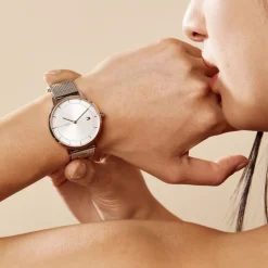 Best TOMMY HILFIGER Montre Tea Blanc cadran argenté fond blanc bracelet acier argenté